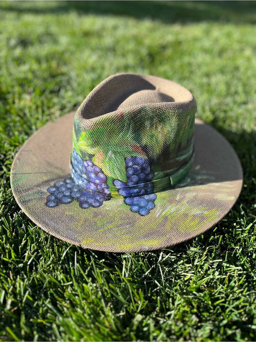 Unisex Hand-Painted Straw Fedora Hat with Grape Motif 🍷🍇